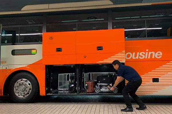 観光バスへJOYカートを積み込む様子