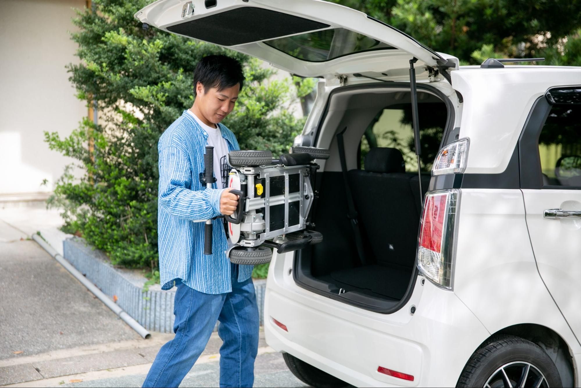 JOYカートを車へ積み込む様子