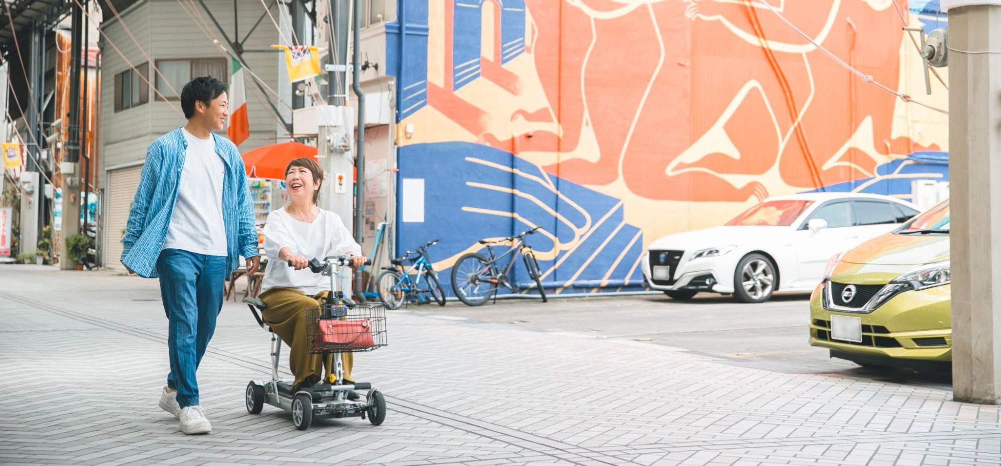 街中でJOYカートと一緒に歩く家族