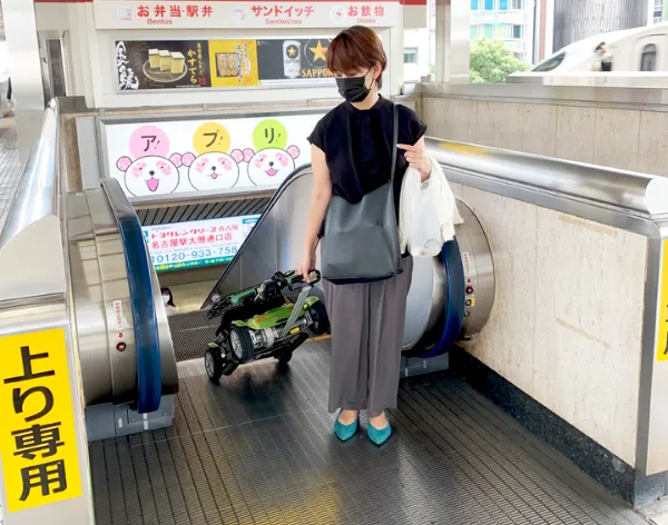駅のエスカレーターでJOYカートを運ぶ様子